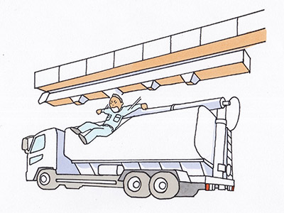 積み込み作業を行っていたところ、誤ってトラックの荷台から転落した