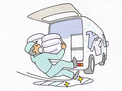 仕上がったクリーニング物を車両に積み込んでいた際、凍っていた地面に足を滑らせ、転倒した