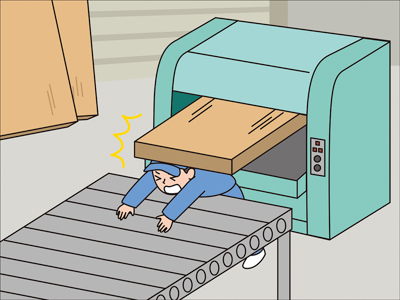 自動かんな盤を用いて木材を加工後に、排出された角材と排出先のコンベアとの間に挟まれた