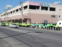 交通安全活動　街頭啓発（人の波・旗の波）