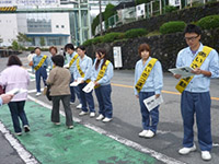 安全意識改革活動　朝ビラ挨拶運動
