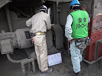 安全パトロール　危険予知ボードの内容確認