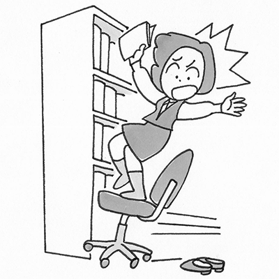 キャビネットに並べてある資料をとろうとしたところ、転落しそうになった