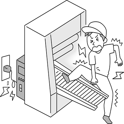 調整作業のため機械にまたがろうとした際、電源ケーブルの絶縁被覆が破損していた箇所からの漏電によって感電した