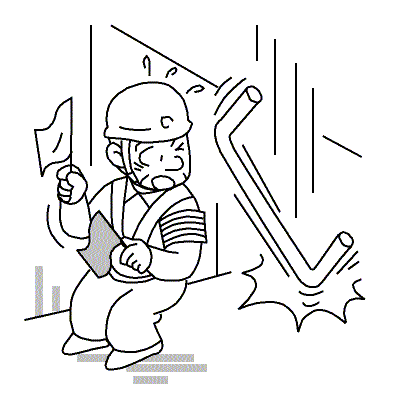 上で落とした資材が下の作業者に当たりそうになった